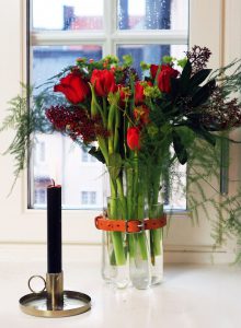 Bilden visar ett ikea hack med kryddburkarna Rimforsa som har gjorts om till en blomvas, av Monica Karlstein, med Hemmafixbloggen.se