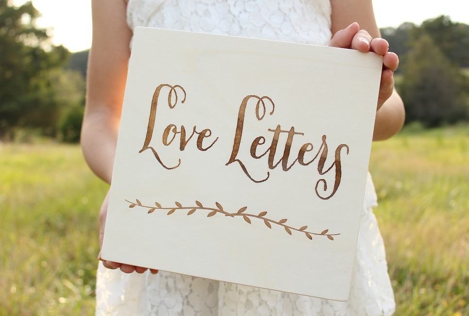 En trälåda för kärleksbrev med vackert tryck på med texten Love letters. 