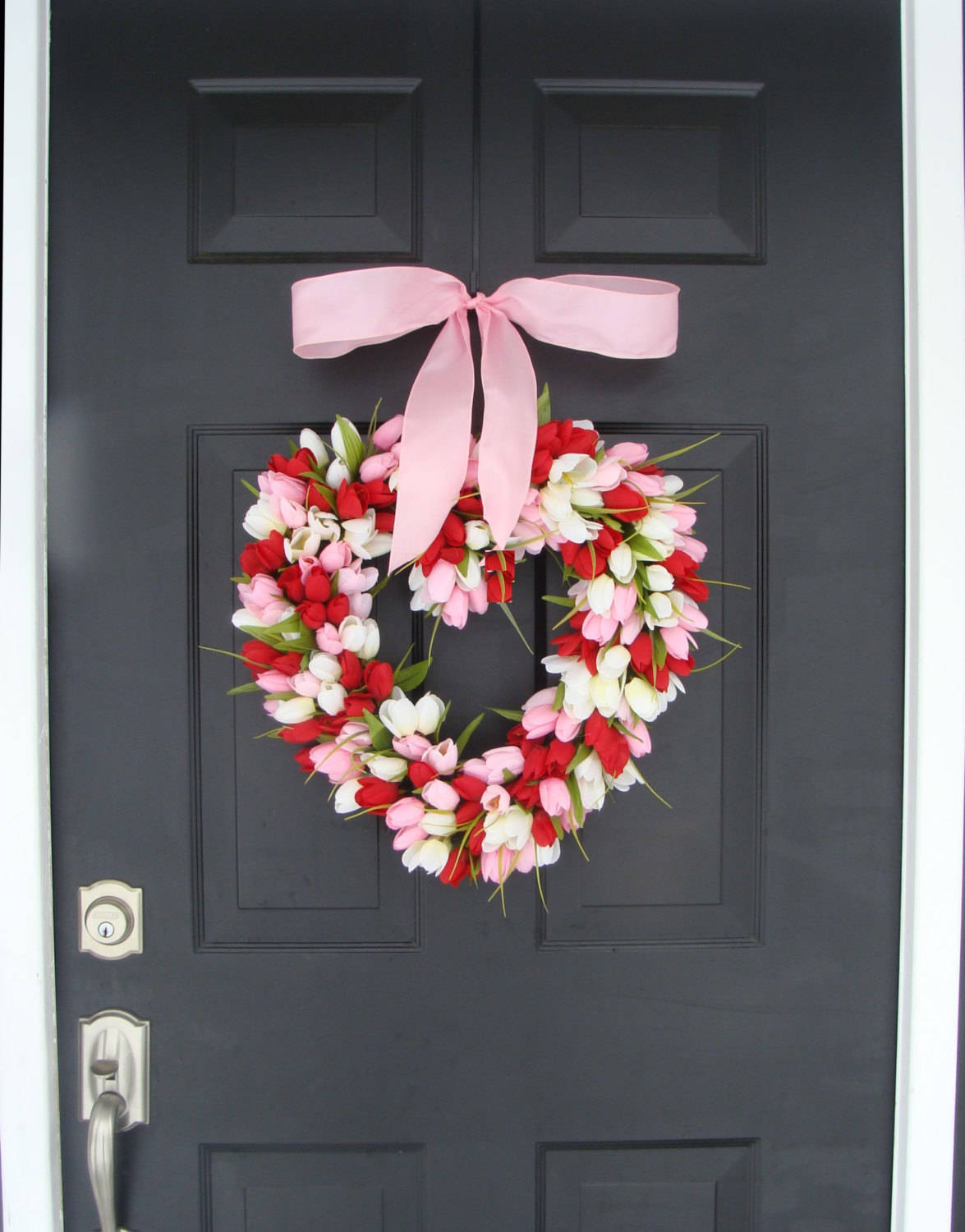 En dörrkrans av tulpaner i form av ett hjärta, till alla hjärtans dag. 